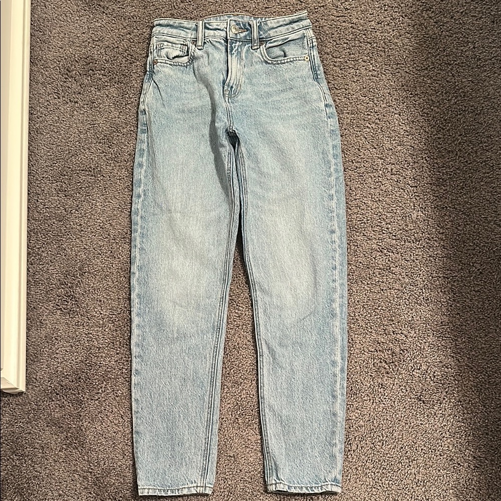 !American Eagle Woman’s Strigid Mom Jeans!
